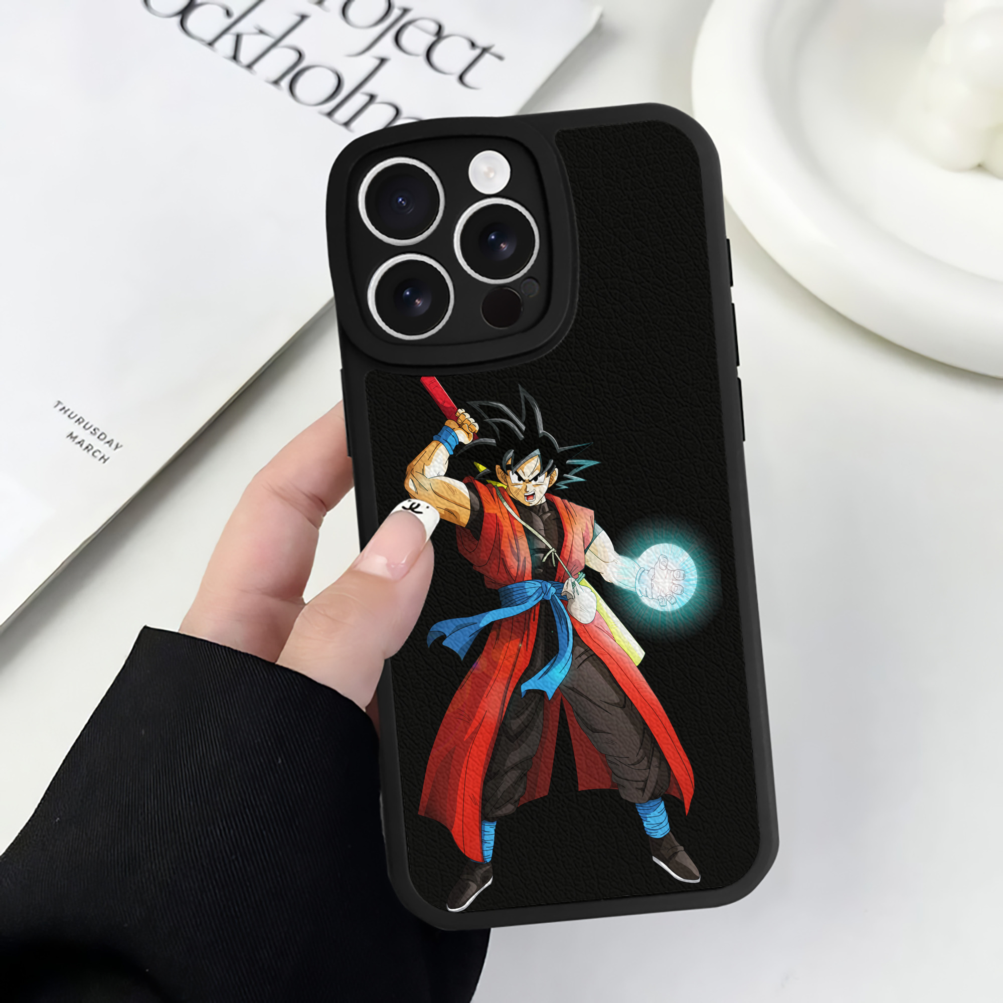 （画像用） ドラゴンボール 孫悟空（そん ごくう）Son Goku カカロット DRAGON BALL Kakarotto 【iPhone 16シリーズ対応】シリコンスマホケース（レザー調） 材質：シリコン
